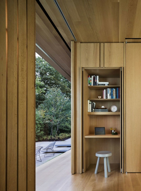 bureau-avec-étagère-design-compact-en-bois-et-un-petit-tabourte