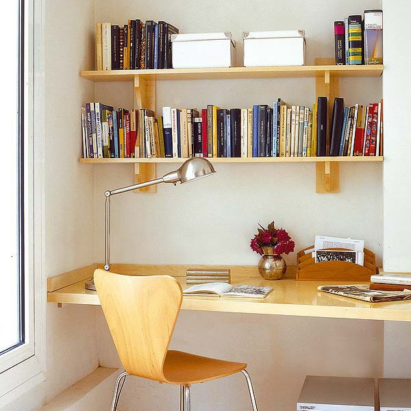bureau-avec-étagère-joli-design-en-bois