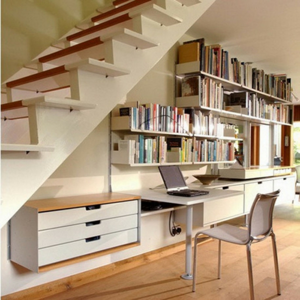 bureau-avec-étagère-un-rangement-sous-escalier