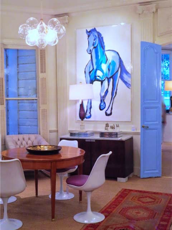 chaise-tulipe-chaises-tulipe-table-ronde-en-bois-peinture-de-cheval-bleu