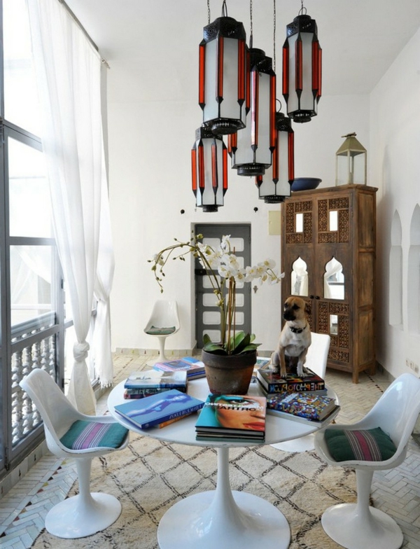 chaise-tulipe-intérieur-marocain