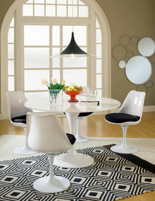 chaise-tulipe-une-table-ronde-quatre-chaises-tulipe-miroir-décoratif