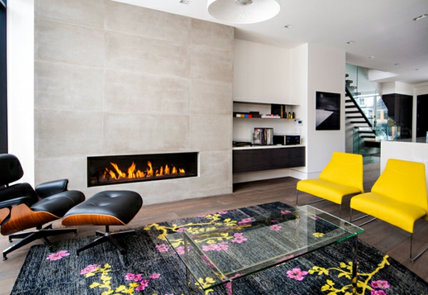cheminée-contemporaine-des-chaises-jaunes-et-un-tapis-multicolore