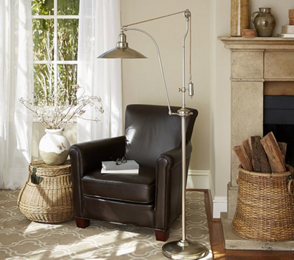 classique-de-fauteuil-en-cuir-noir-pour-votre-salon-avec-une-lampe-et-cheminée