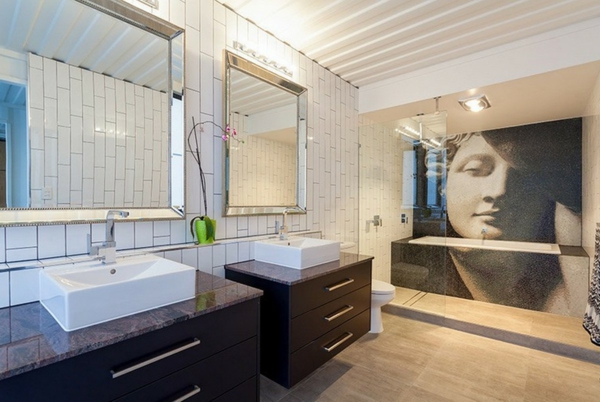 cloison-vitrée-intérieure-salle-de-bain-élégante-et-un-mur-répartissnat-en-verre