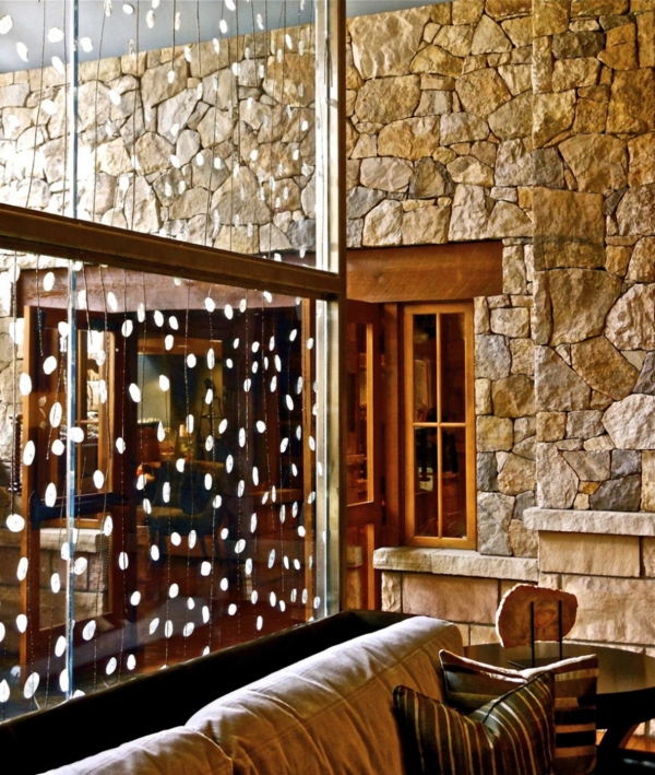 cloison-vitrée-intérieure-un-parement-mural-en-pierre
