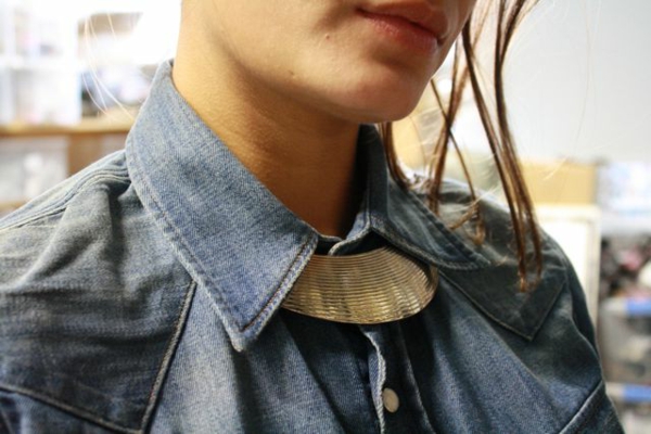 collier-torque-au-dessus-d'un-manteau-en-jeans