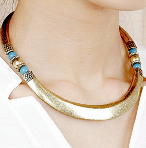 collier-torque-avec-des-pierres-bleues