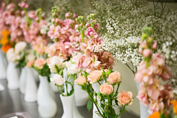 cool-design-et-décoration-floral-pour-la-table-avec-des-fleurs
