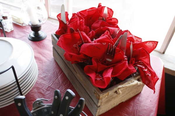 decoration-avec-servoettes-en-rouge-pour-des-fete-que-vous-allez-adorer
