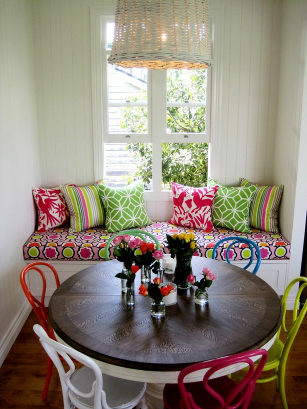 décoration-vintage-table-ronde-et-chaises-colorées-coussins-décoratifs
