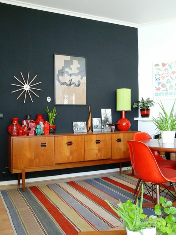 décoration-vintage-tapis-multicolore-et-chaises-rouges