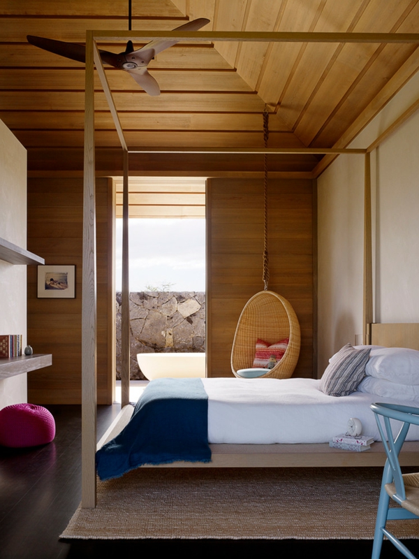 fauteuil-suspendu-chambre-à-coucher-phénoménale-plafond-en-bois