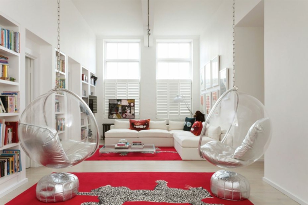 fauteuil-suspendu-salle-de-séjour-blanche-tapis-rouges