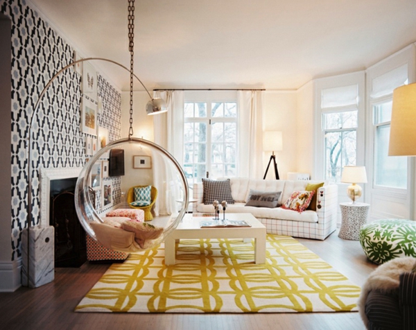 fauteuil-suspendu-salle-de-séjour-tapis-jaune-papier-peint-motifs-géométriques