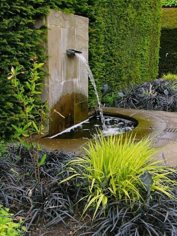 fontaine-murale-et-une-pelouse-verticale