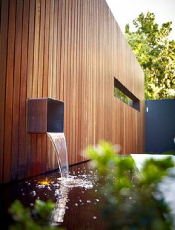 fontaine-murale-un-design-magnifique-avec-un-mur-en-bois