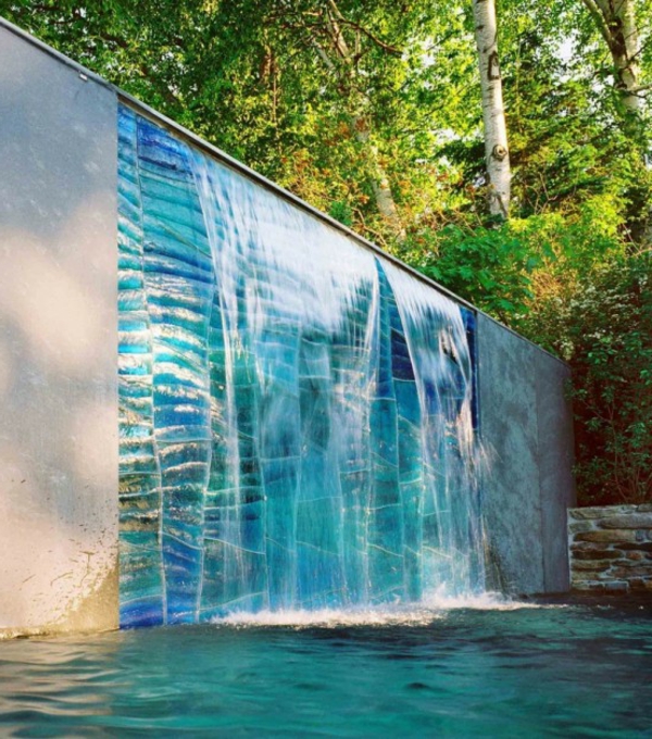 fontaine-murale-un-mur-extraordinaire-et-piscine-extérieure