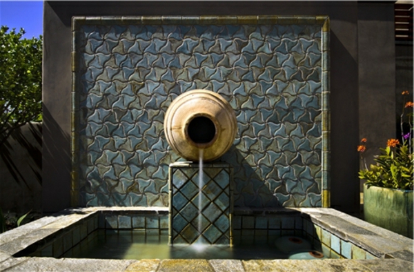 fontaine-murale-une-mosaique-magnifique-et-un-pot