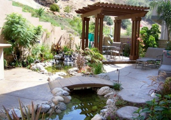 jardin-aquatique-un-petit-pont-et-abris-de-jardin