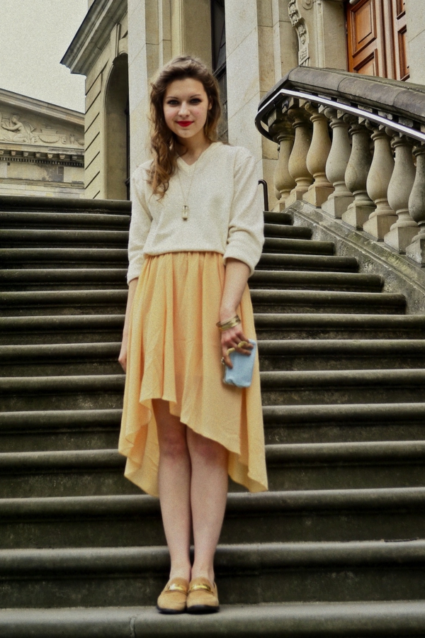 jupe-asymétrique-jaune-outfit-romantique