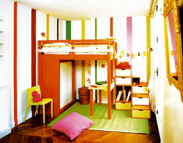 lit-surélevé-dans-une-chambre-d'enfants-en-couleurs-fraîches