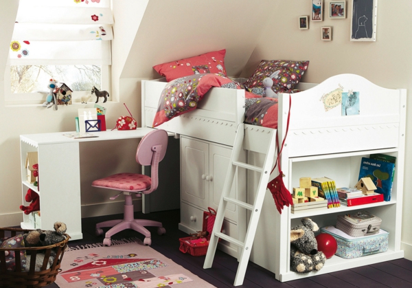 lit-surélevé-un-lit-avec-rangement-un-bureau-et-une-chaise-rose