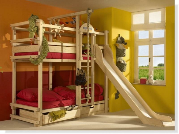 lits-superposés-avec-toboggan-design-amusant