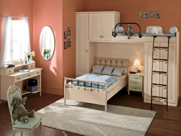 lits-superposés-en-couleur-crème-bureau-et-fauteuil-vintage-miroir-oval