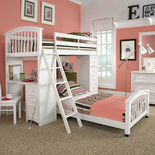 lits-superposés-murs-roses-lits-blancs-un-petit-bureau
