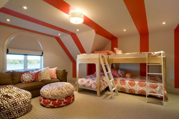 lits-superposés-plafond-original-grands-coussins-au-sol