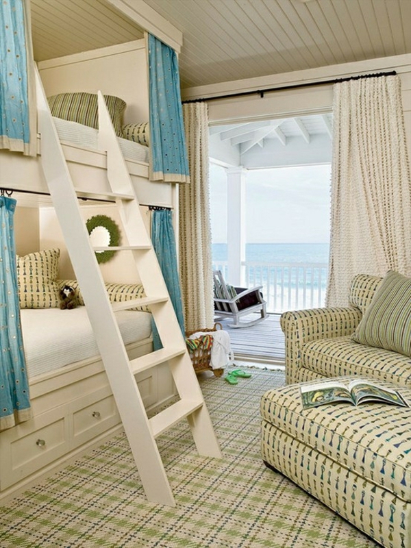 lits-superposés-blancs-rideaux-turquoises-et-échelle-blanche