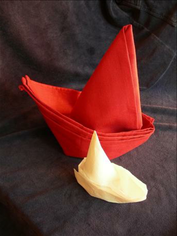 magnifique-serviette-rouge-décoration-comme-un-bateau