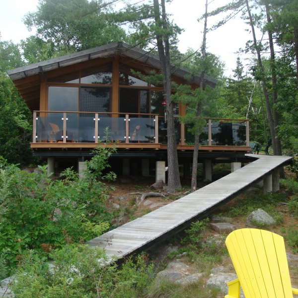 maison-passive-un-gîte-dans-la-forêt-et-une-allée-originale
