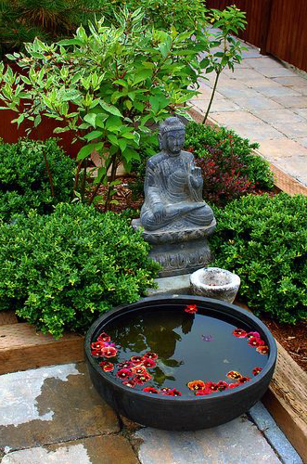 mini-jardin-japonais-un-bassin-et-une-statuette-bouddha