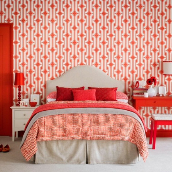 papier-peint-graphique-dans-une-chambre-à-coucher-rouge