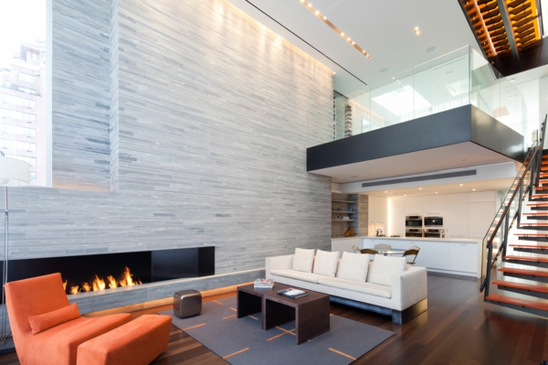 pierre-naturelle-pour-l'intérieur-sol-en-bois-mur-en-marbre-chaise-longue-orange-escalier-moderne
