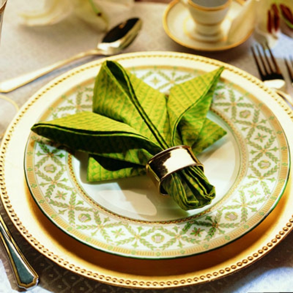 pliage-serviette-en-vert-pour-votre-table-du-luxe-et-table-élégant