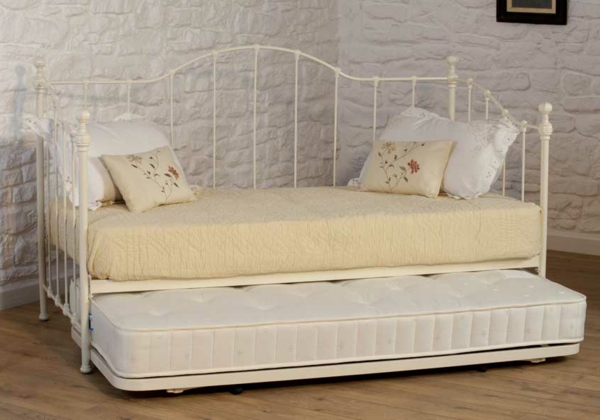 pratique-lit-decoration-en-blanc-vintage-et-des-coussins-décoratives