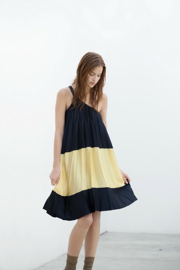 robe-trapèze-en-noir-et-jaune