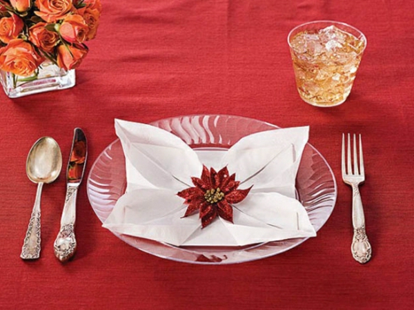 rouge-décoration-de-table-avec-un-forme-de-fleur