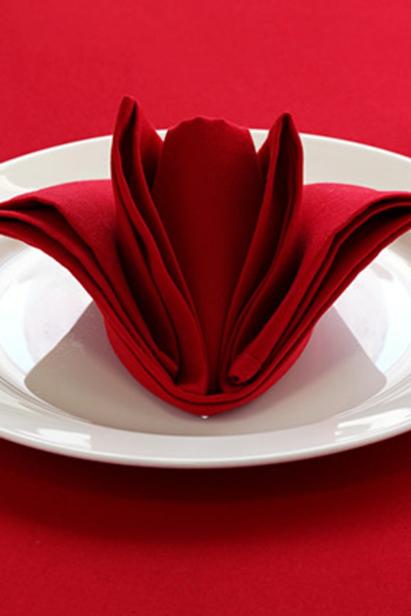 rouge-luxueuse-serviette-pour-decorer-votre-table