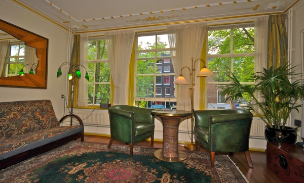 style-art-déco-fauteuil-verts-tapis-splendide-plafond-aux-ornements-dorés