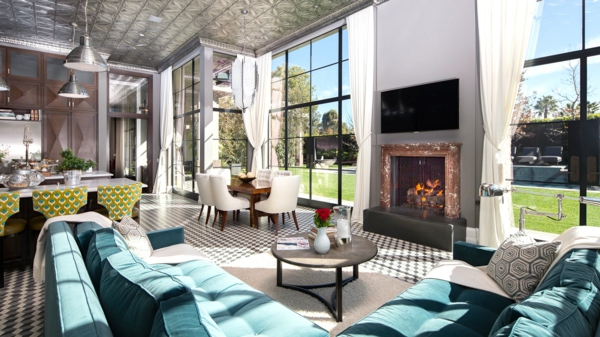style-art-déco-sofas-turquoises-plafond-gris-une-cheminée-et-grandes-fenêtres