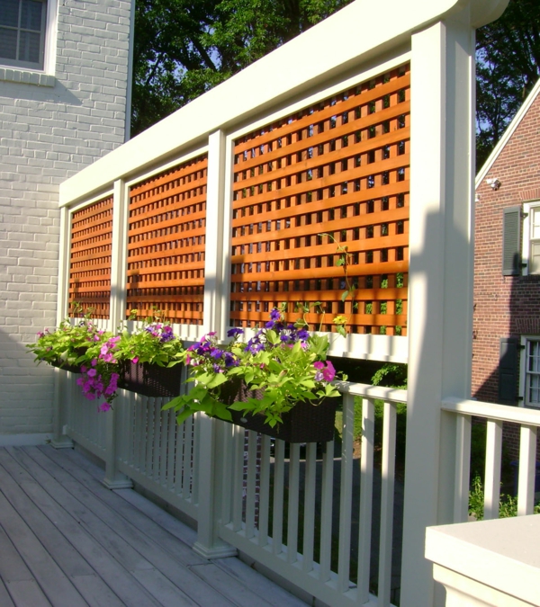 treillis-de-jardin-en-bois-combiné-avec-une-balustrade-en-bois-blanc-et-pots-de-fleurs-suspendus