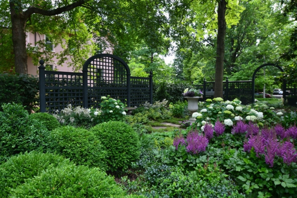 treillis-de-jardin-jardin-remarquable-et-un-joli-treillis-noir