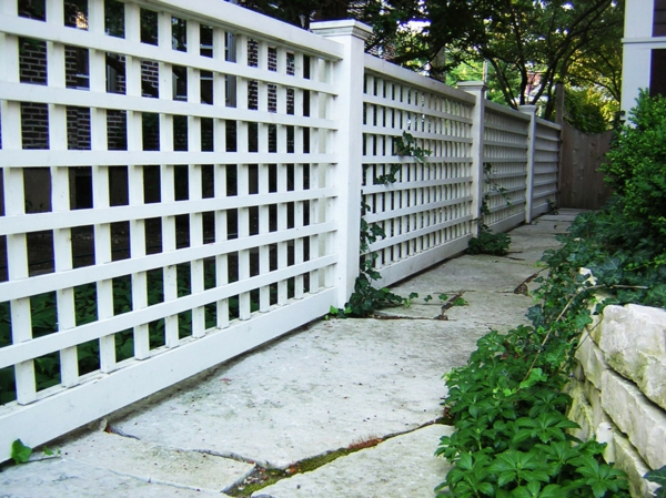 treillis-de-jardin-traditionnel-une-clôture-de-jardin