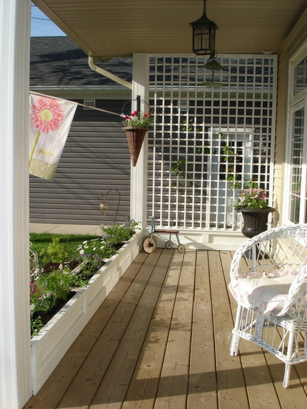 treillis-de-jardin-un-extérieur-élégant-et-impressionnant-chaise-blanche-rustique-et-treillis-mural