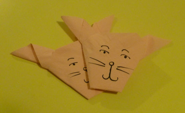unique-design-du-serviette-avec-des-chats-visages