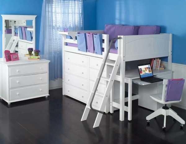 ‏lit-surélevé-mobilier-blanc-dans-une-chambre-d'enfant-bleue